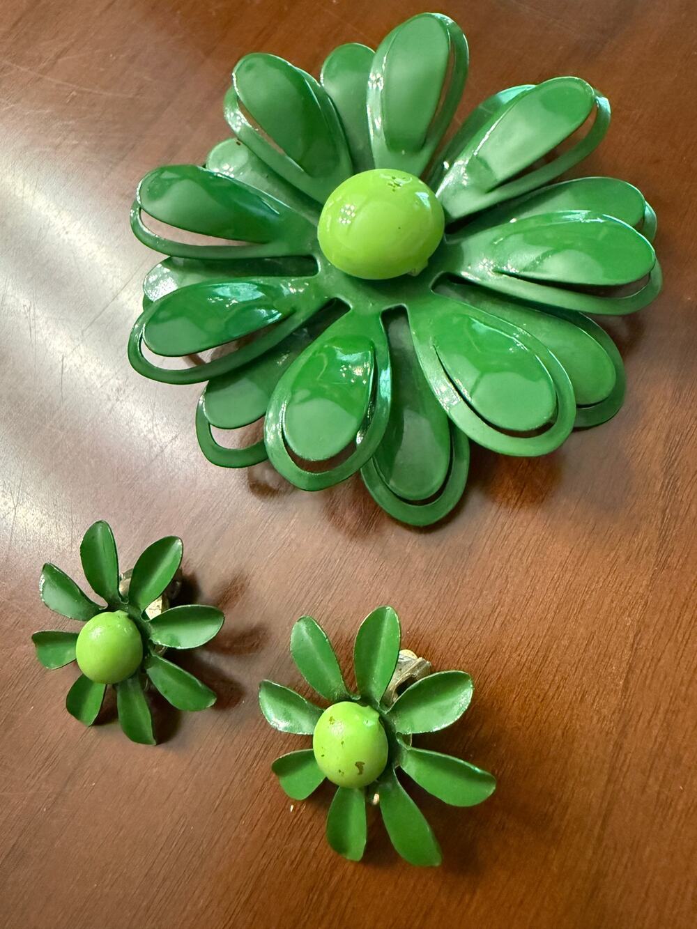 VTG 1960s Green Enamel Flower Brooch Pin Clip On Earrings Set Mod Flower Power